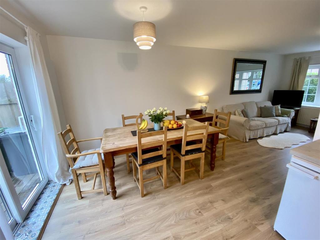 KITCHEN/DINING ROOM