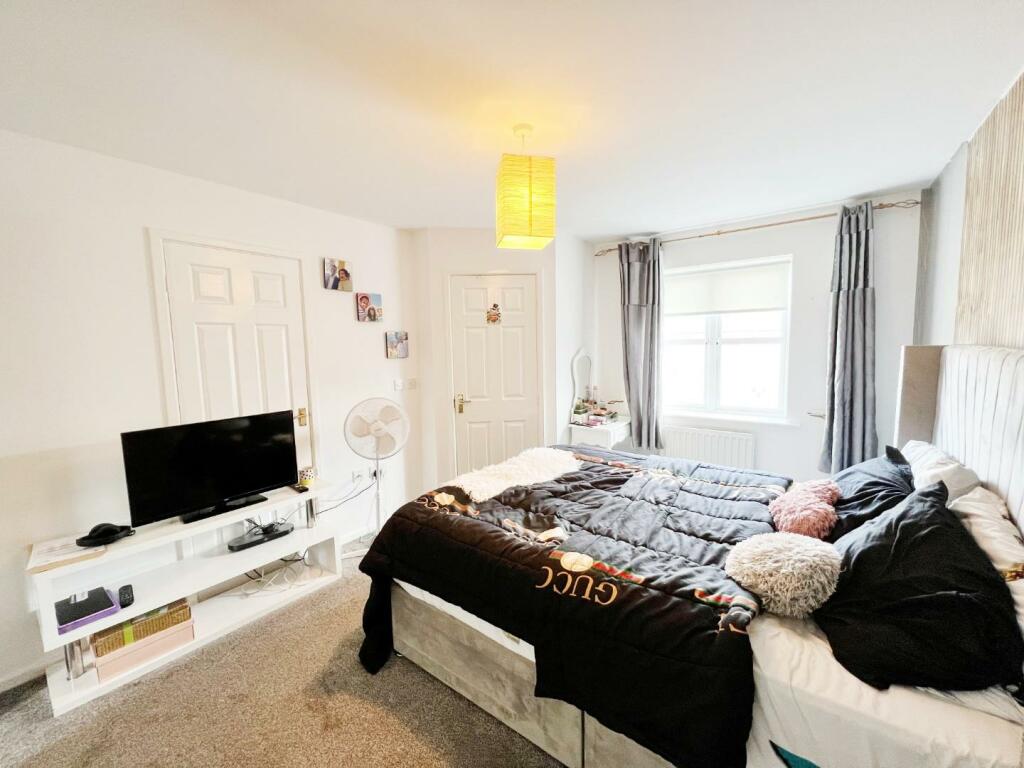 Bedroom 1 pic 2.jpg