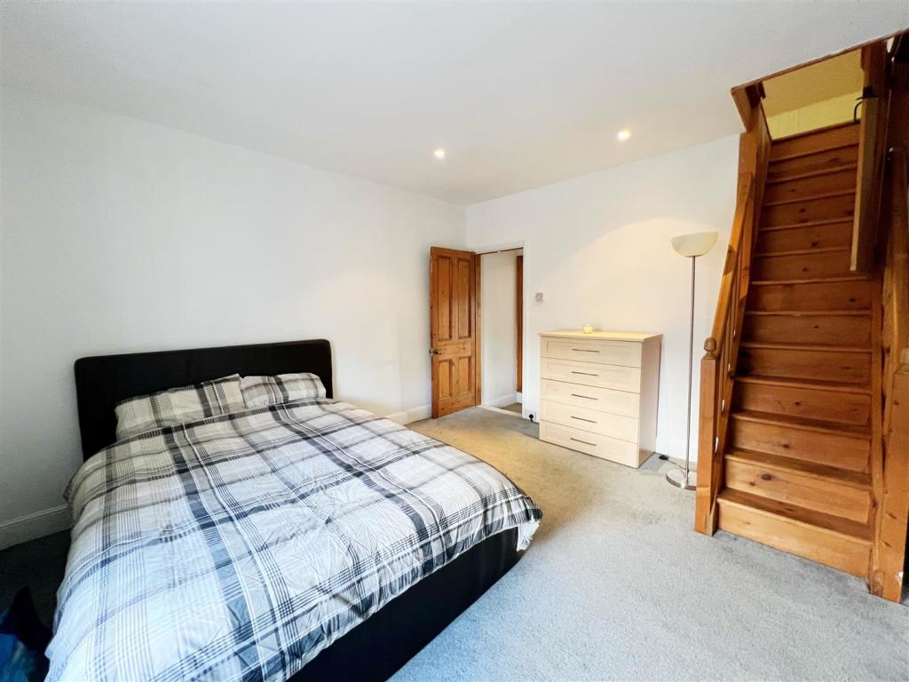 Bedroom 1 pic 2.jpg