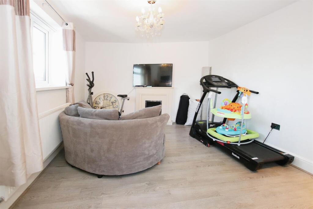 LOUNGE / FITTED KITCHEN