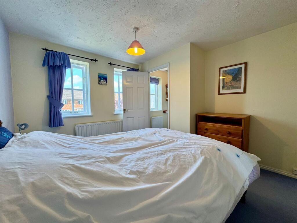 Master bedroom (3).jpg