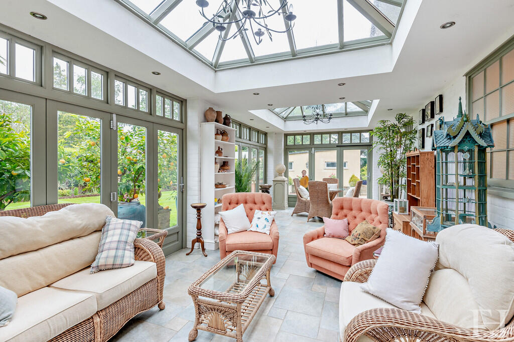 8594340-interiorW...