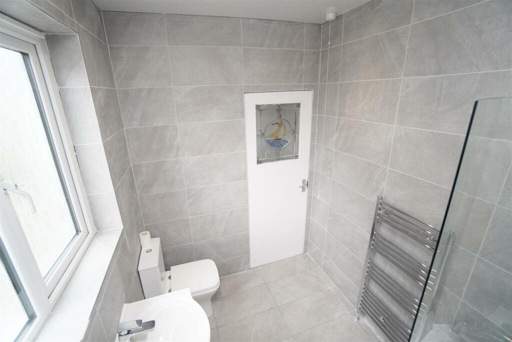 bathroom 1.jpg