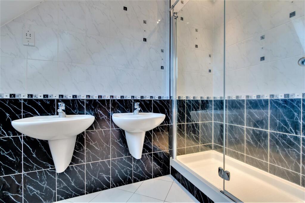 EN-SUITE SHOWER ROOM