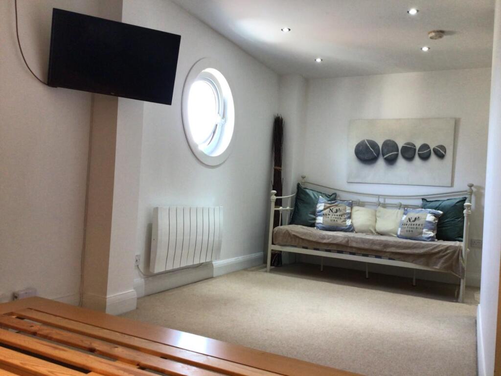 17 Amorella House - bedroom 1 (2).jpg