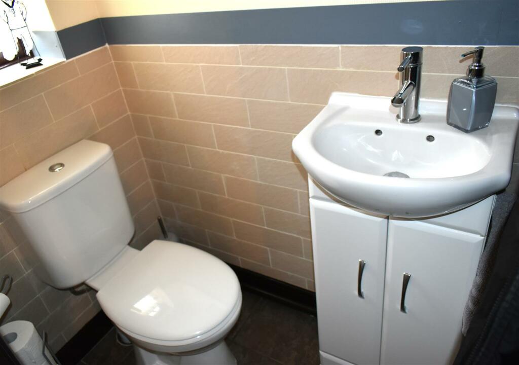 guest cloakroom .JPG
