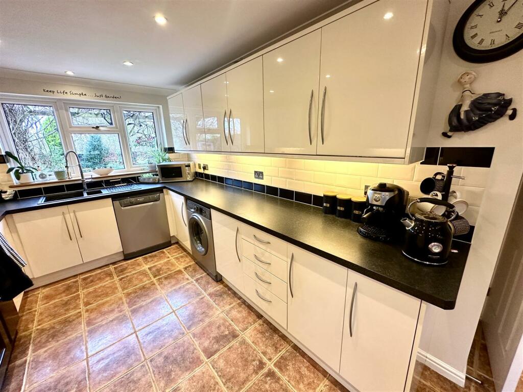 KITCHEN/BREAKFAST ROOM