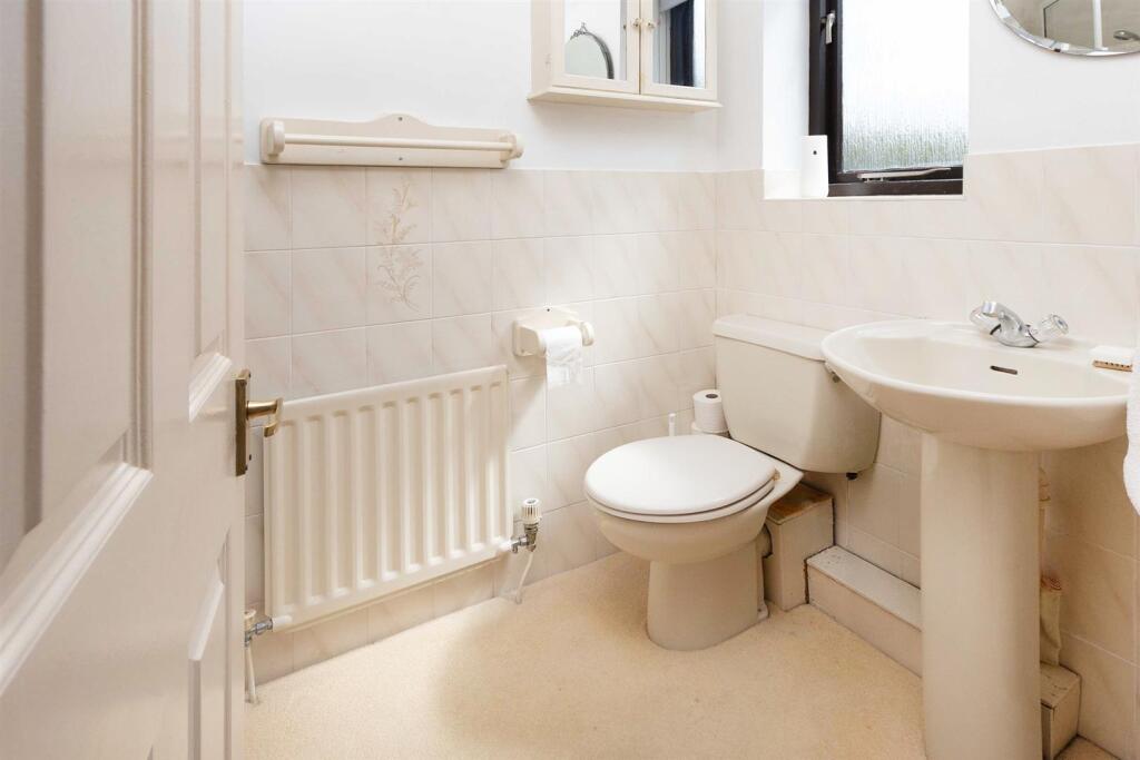 12 Manor House Close, Rugby (12).jpg