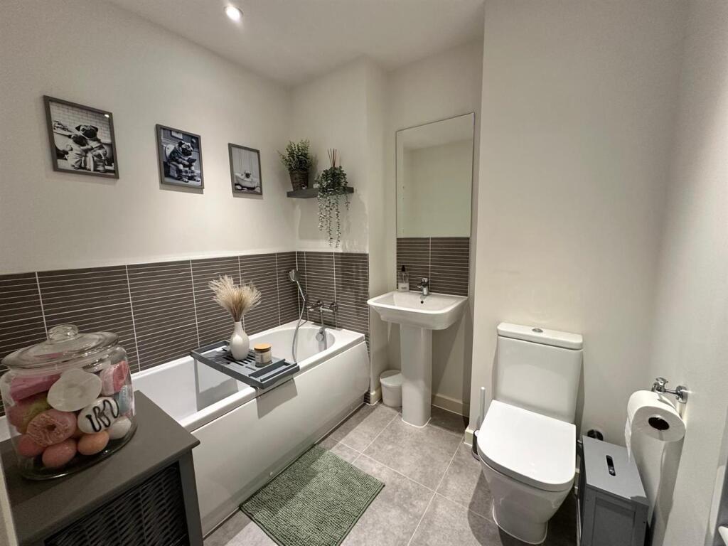 FAMILY BATHROOM