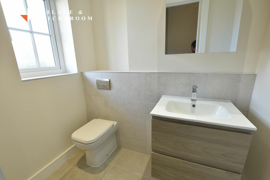 GROUND FLOOR CLOAKROOM