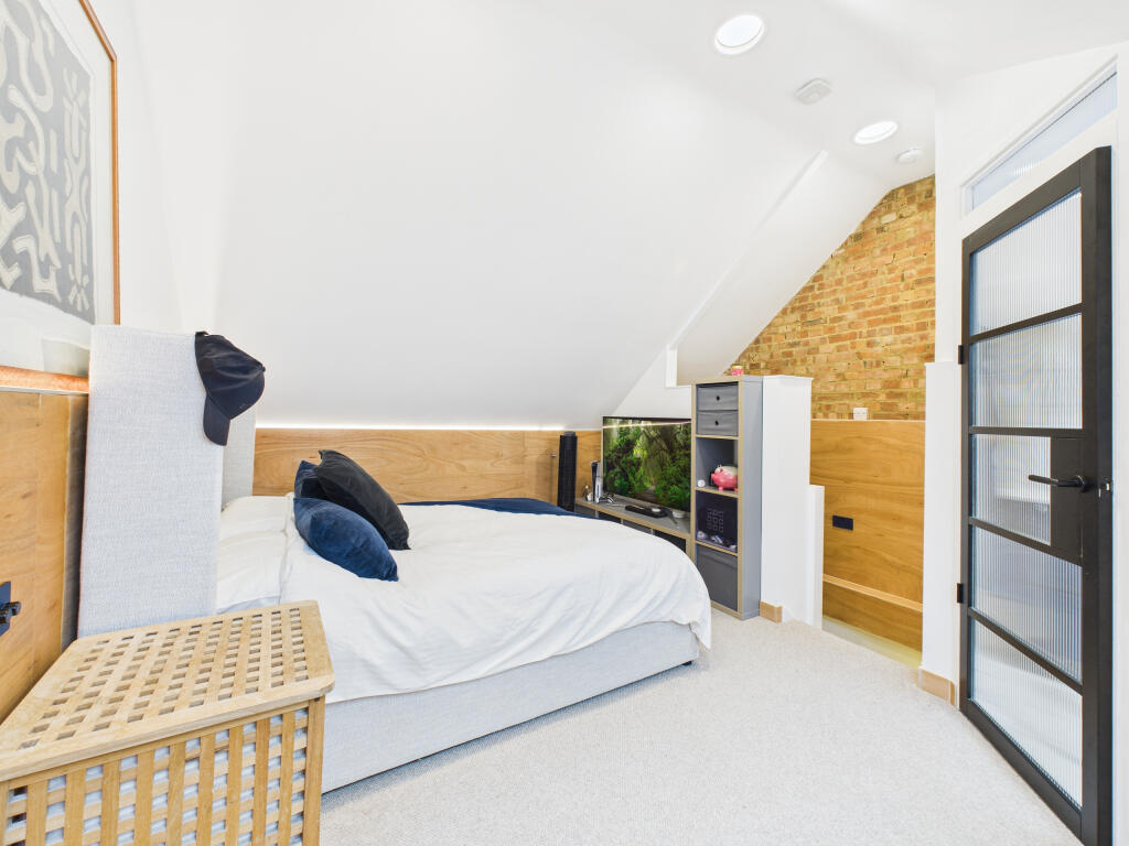 CAM01984G0-PR0529-STILL024