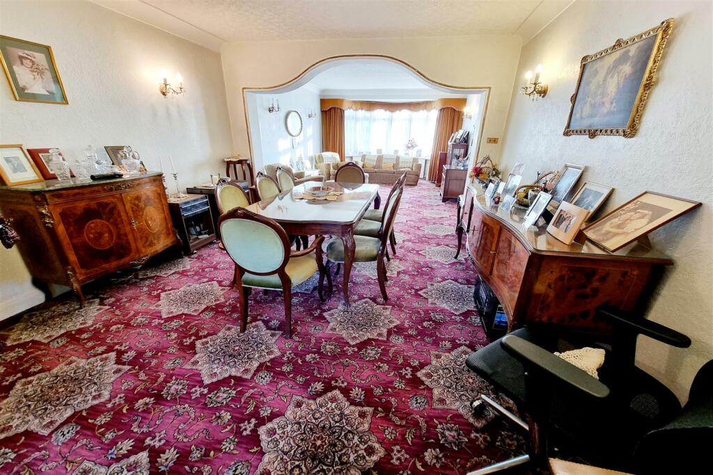 THROUGH LOUNGE: