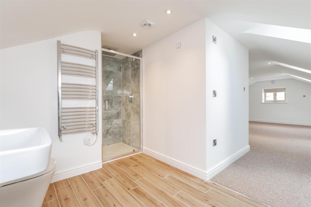 EN SUITE SHOWER 2