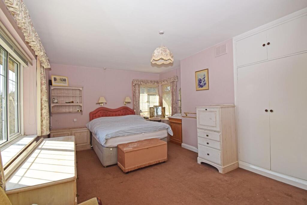 44 Church Road, bed 1a.jpg