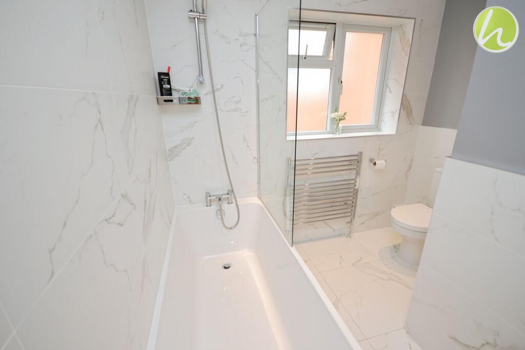 Bathroom/WC (L-Shaped)