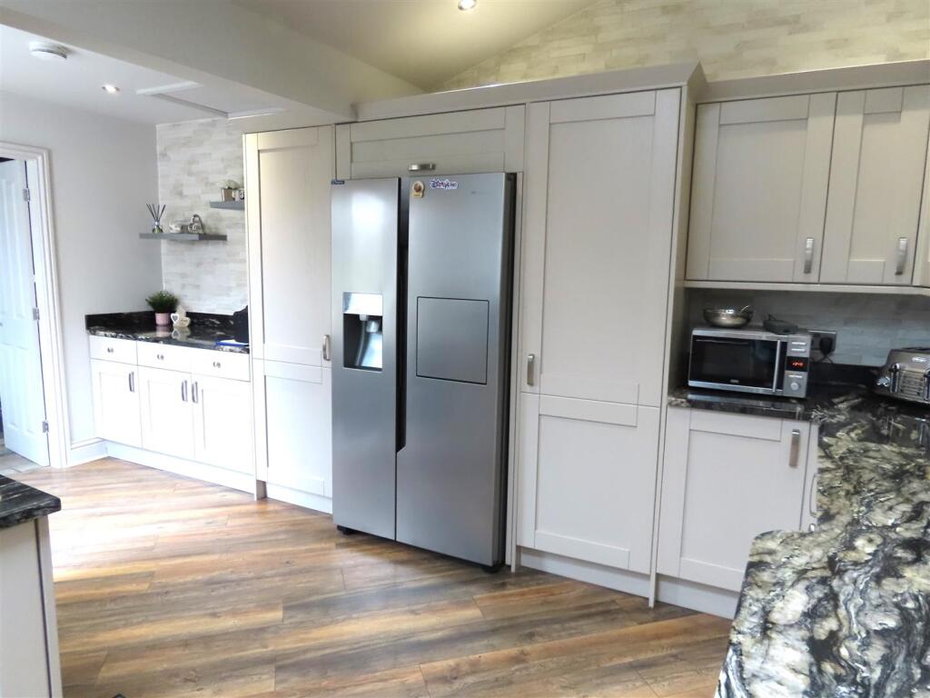 ADDITIONAL KITCHEN AREA