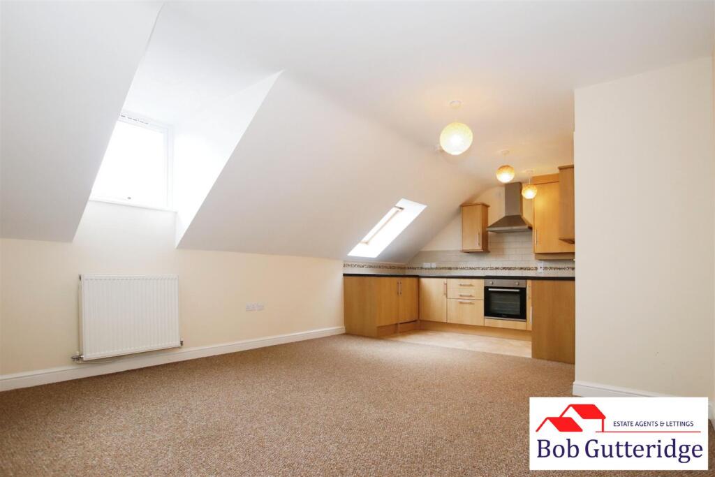 OPEN PLAN LOUNGE/FITTED KITCHEN
