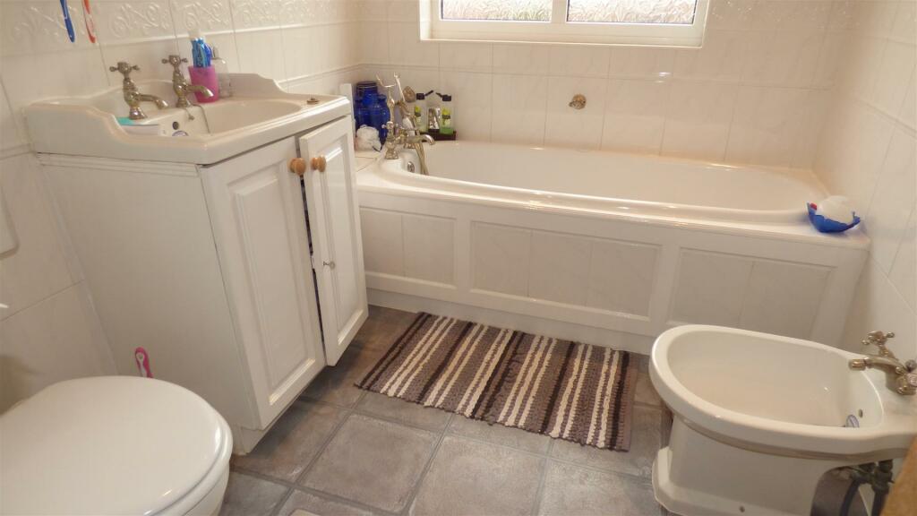 4 piece bathroom.JPG