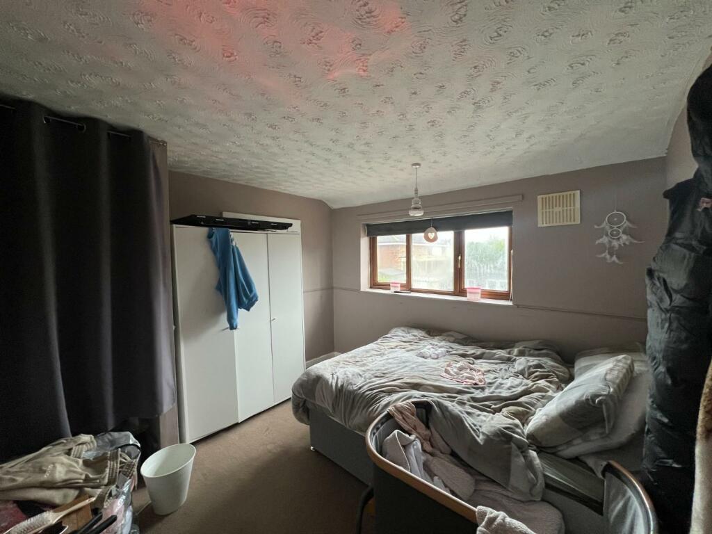 bedroom 1.JPG