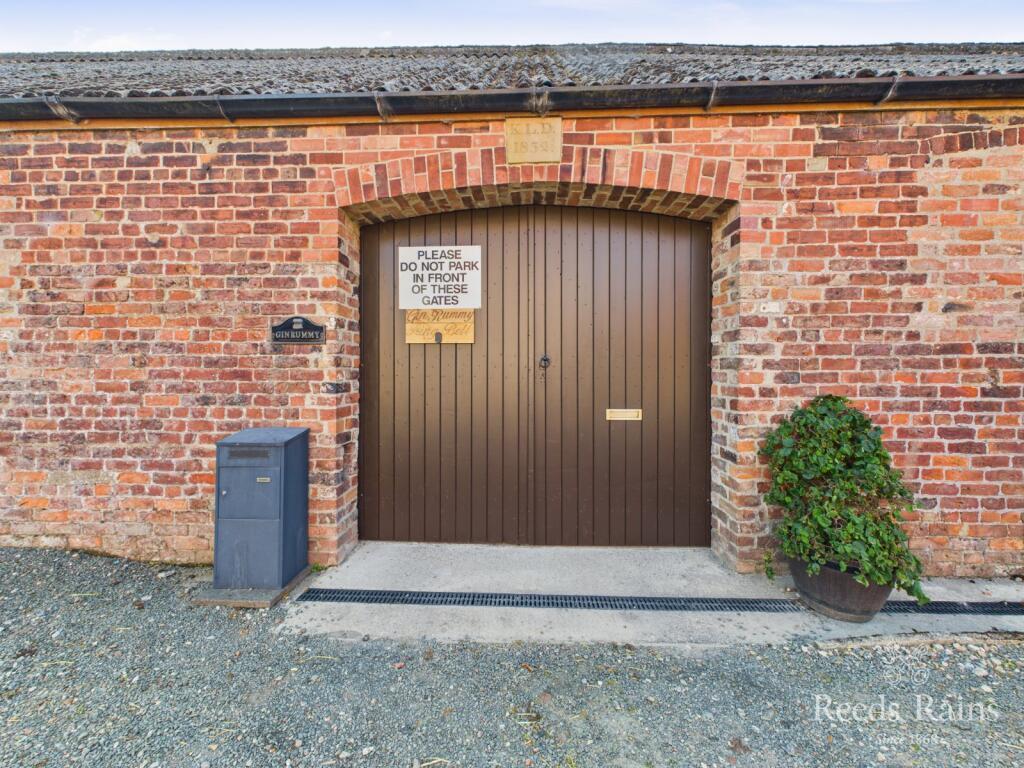 Driveway/Courtyard