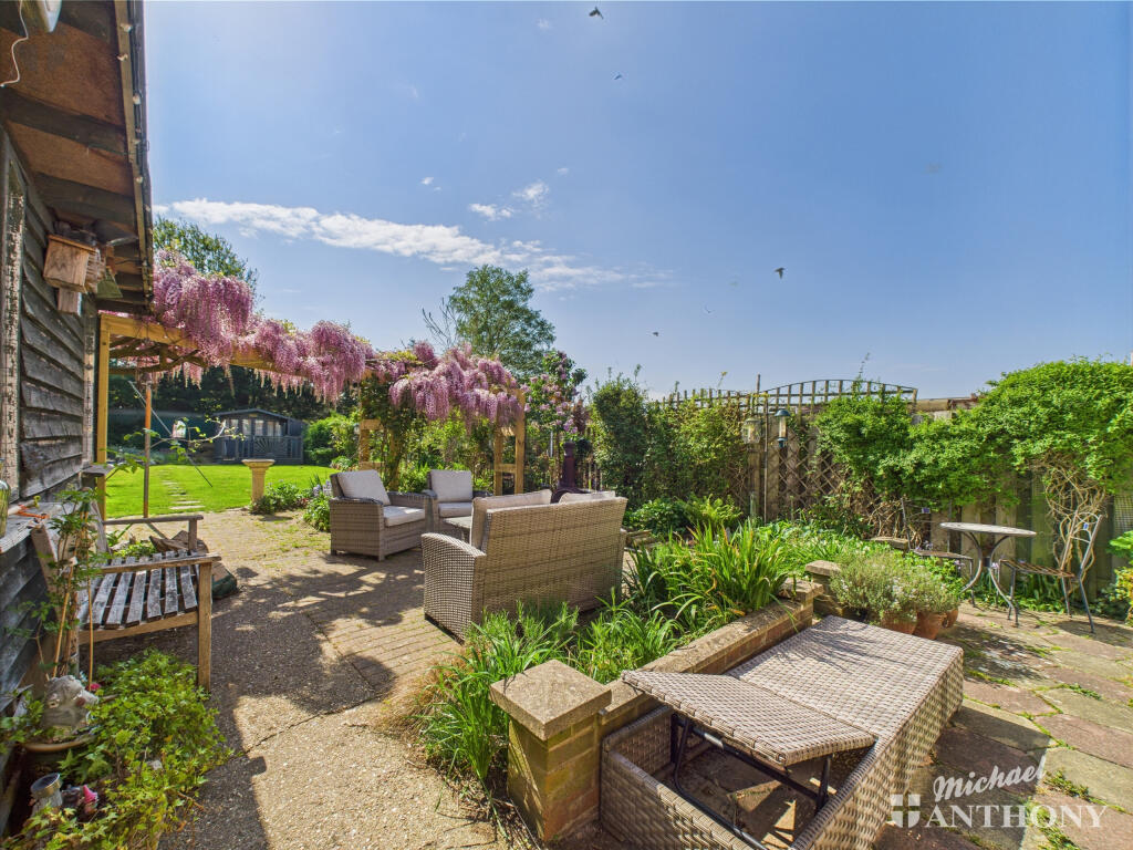 CAM03218G0-PR0629-STILL011