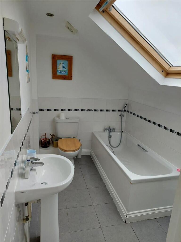 4 fistral bathroo...