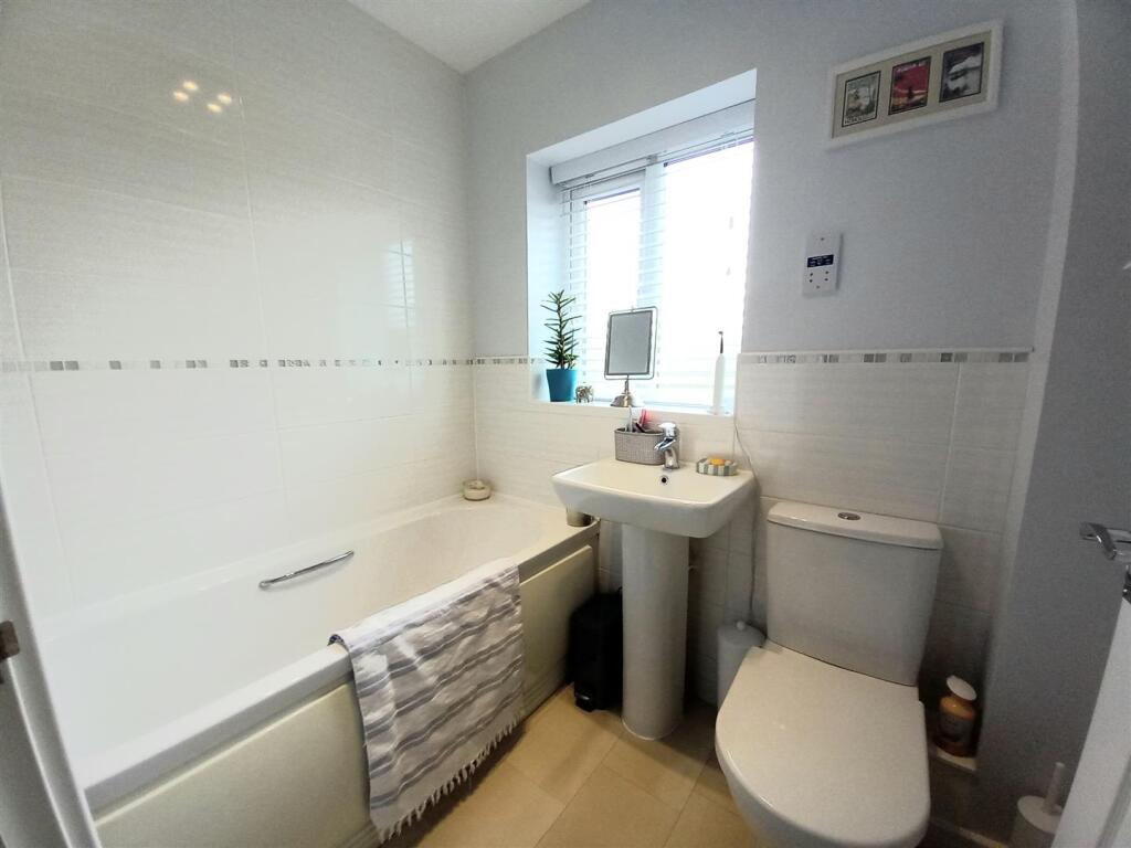 61 Taylor bathroom.jpg