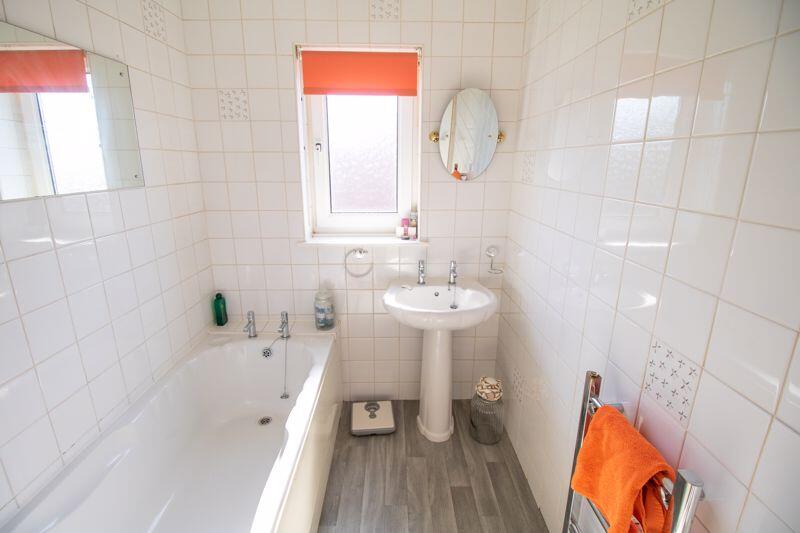 Family bathroom (Upper Floor)