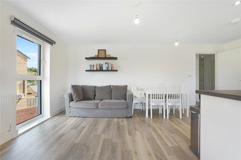 Lounge/Dining Area