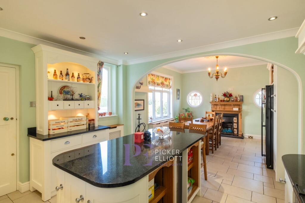 Living Kitchen/Dining Room