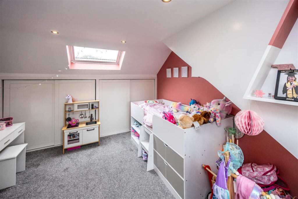 BEDROOM 4