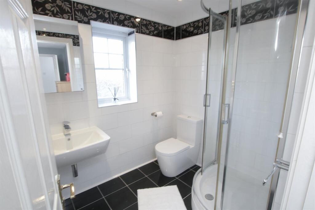 EN-SUITE SHOWER ROOM
