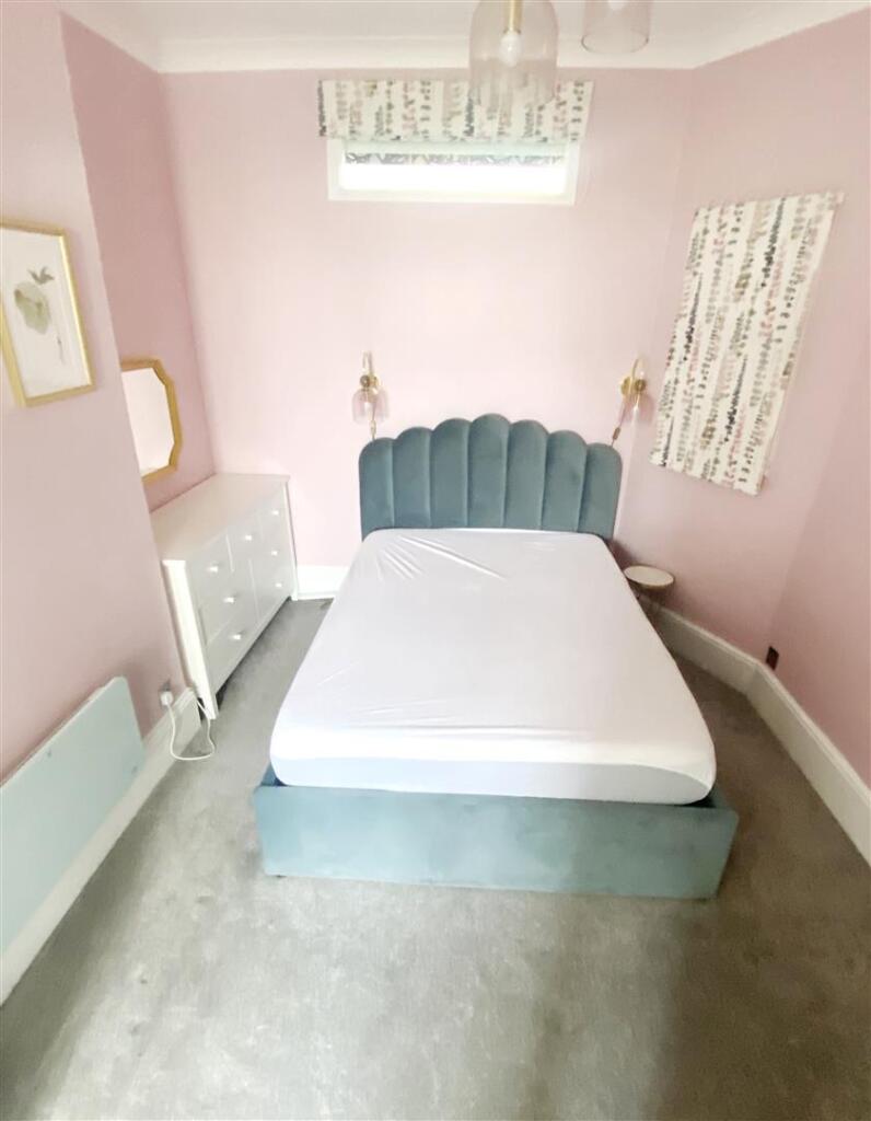 DOUBLE BEDROOM