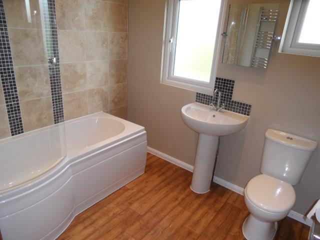 37 Marmion Ave Bath.jpg