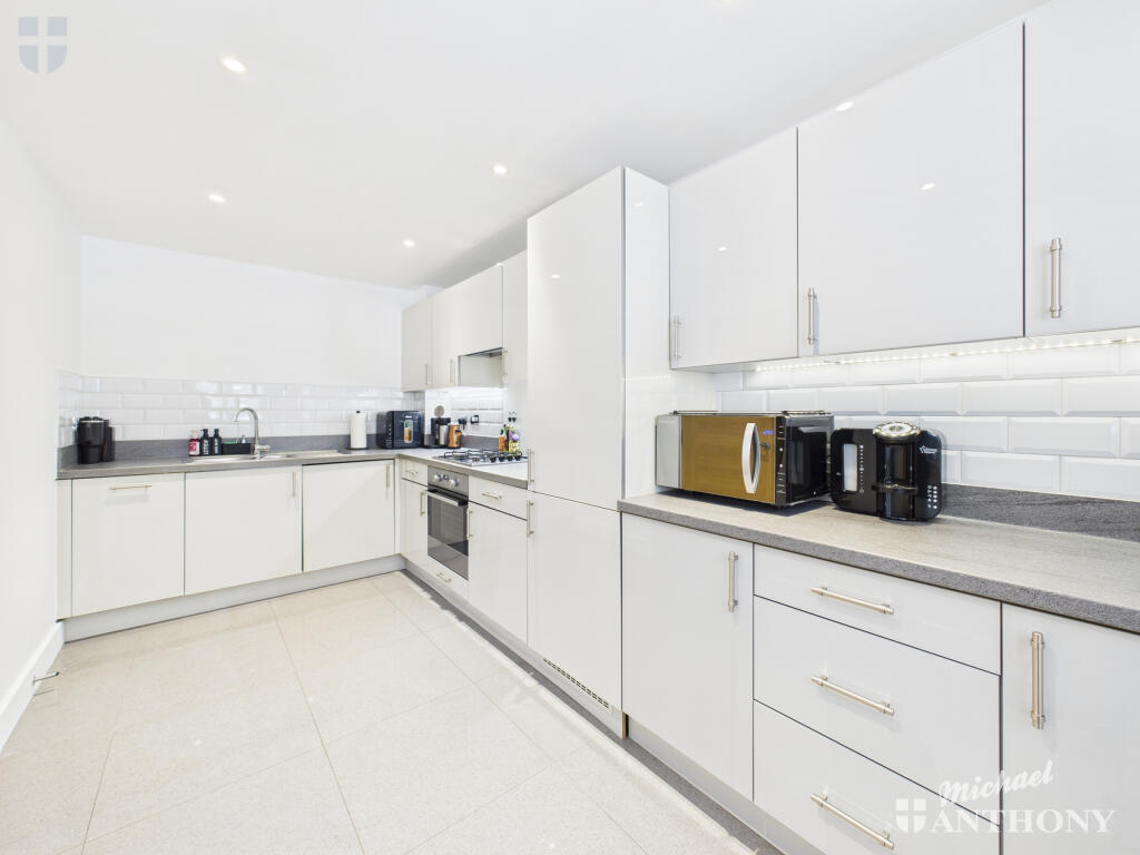 CAM03852G0-PR0432-STILL016