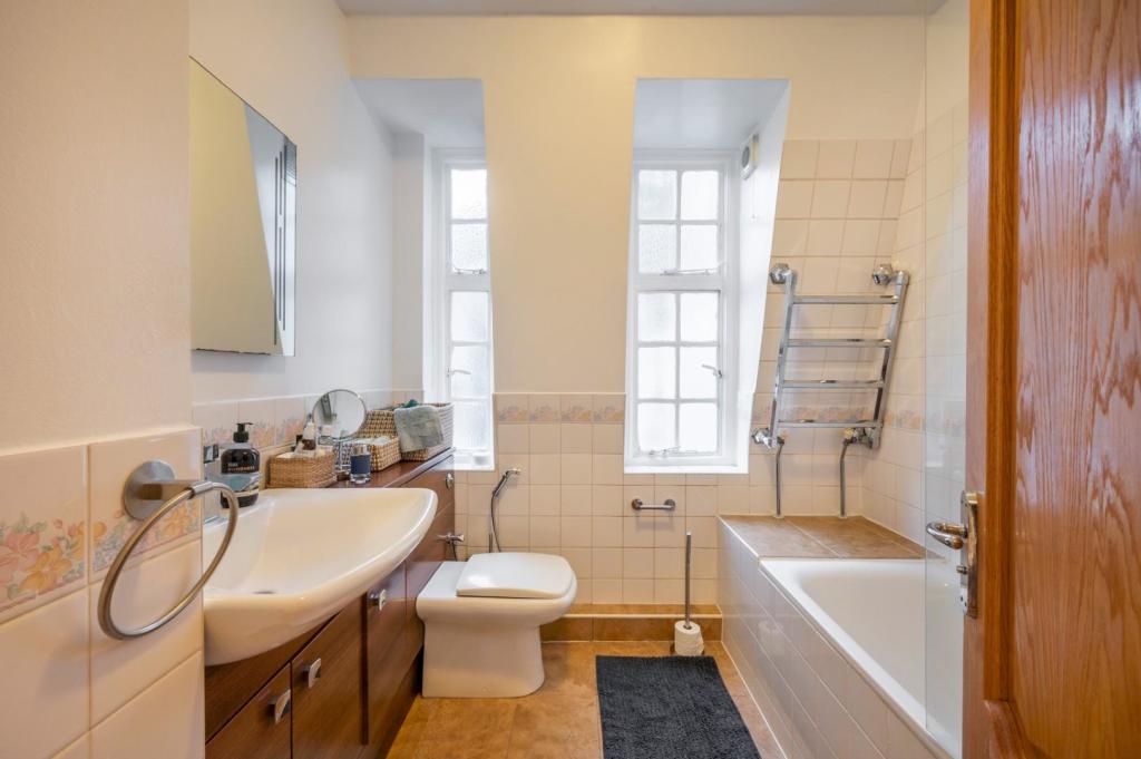 bathroom (1).jpg