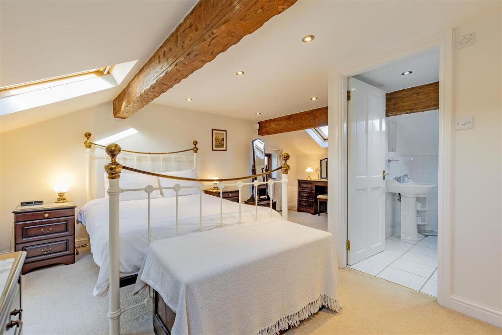 Bedroom 1-2.jpg