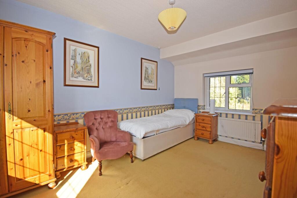 44 Church Road, bed 3a.jpg