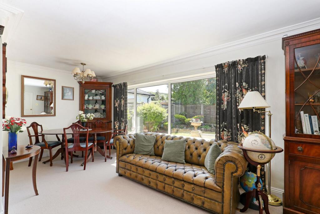 Sitting Room/ Dining Room