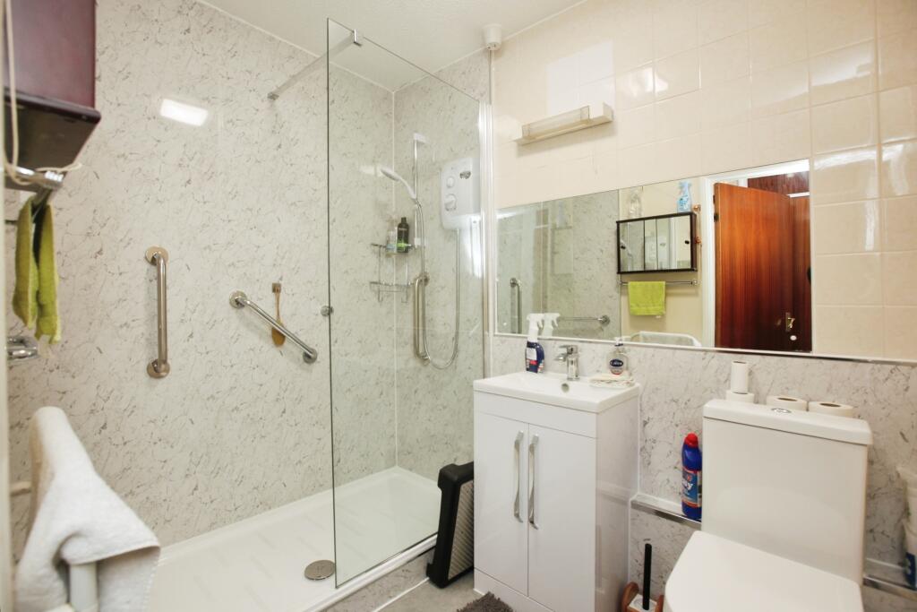 SHOWER ROOM