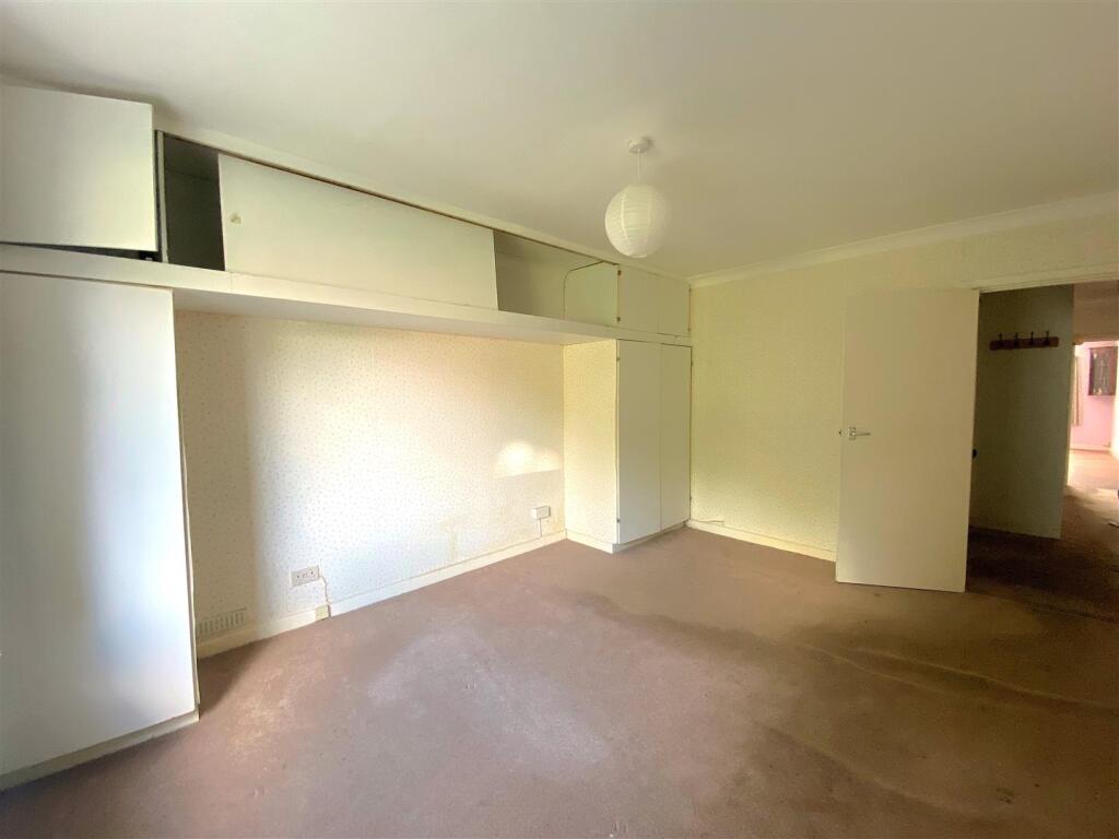 2 Crispin Ct - Bed2.jpg