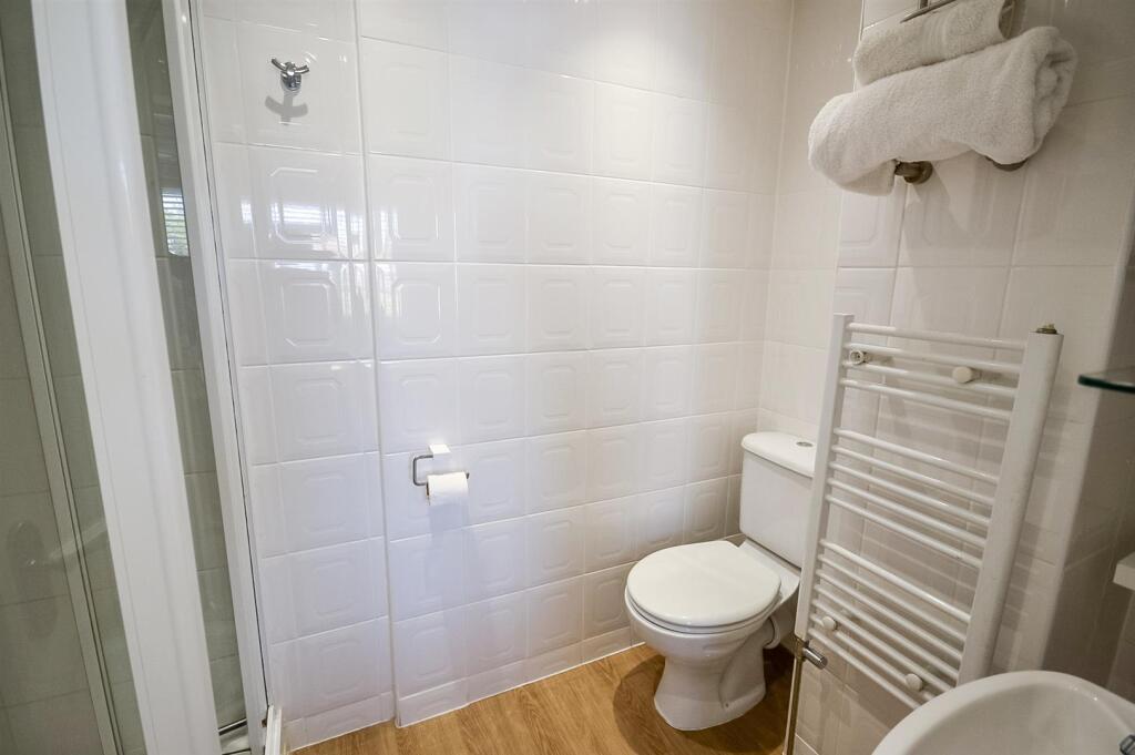 Ensuite bed 2.jpg