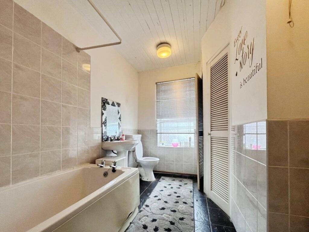 pbox-bathroom-309726.jpg