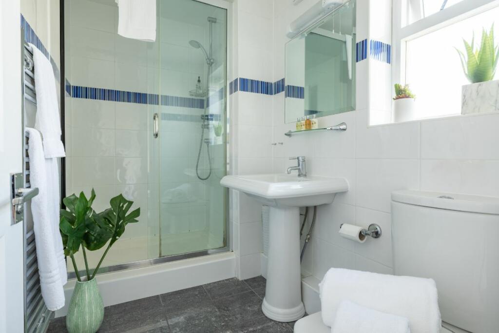Bedroom 2 ensuite