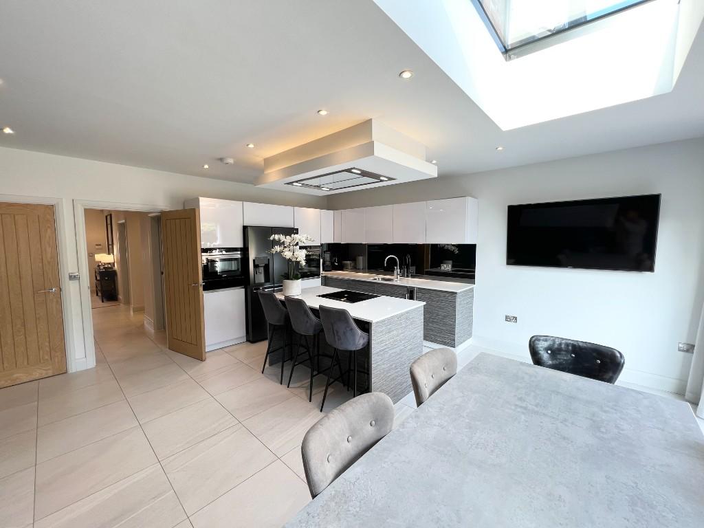 KITCHEN / DINING
