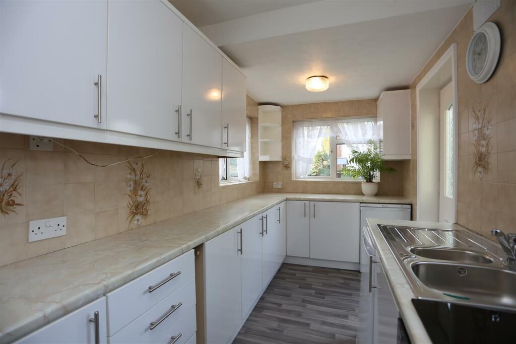 56 Applesham Avenue Kitchen (4).JPG