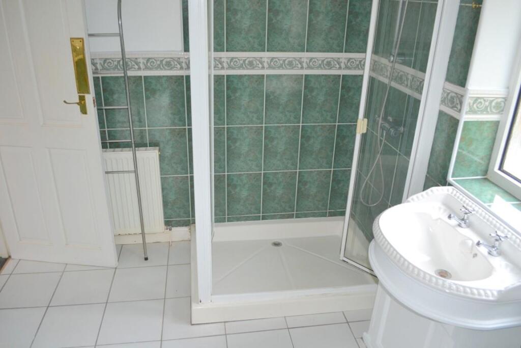 bathroom 1 (Medium).JPG
