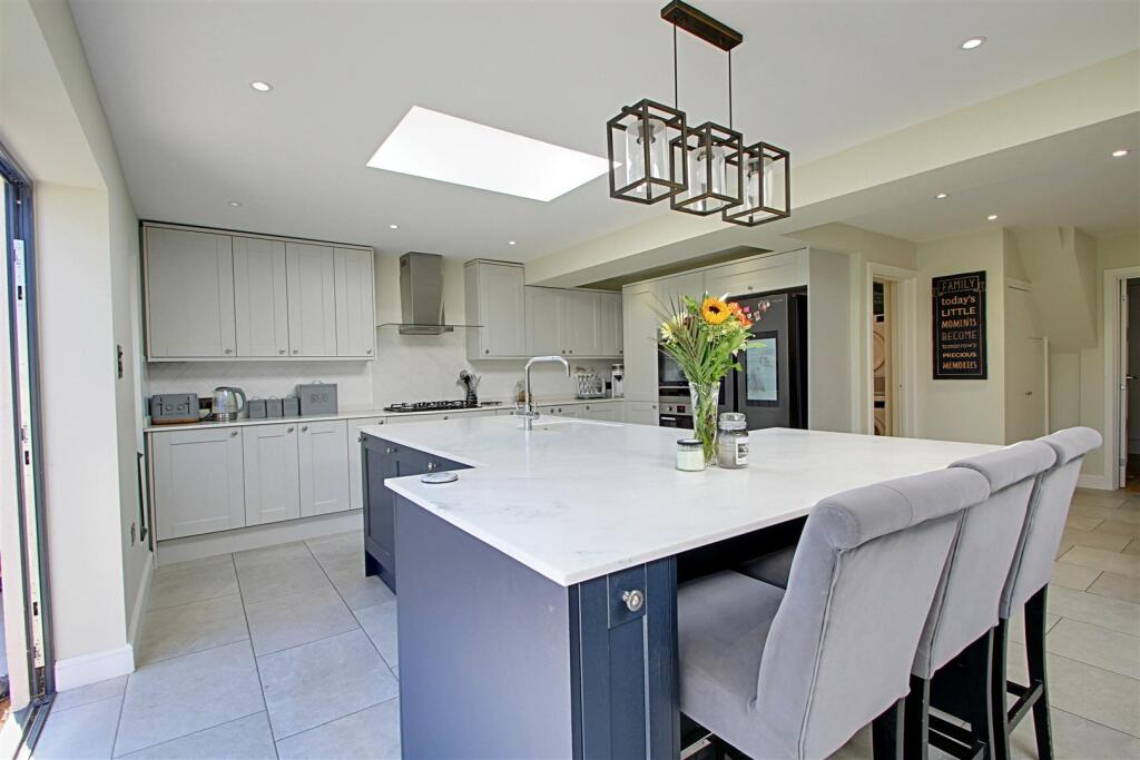 Kitchen 2.jpg