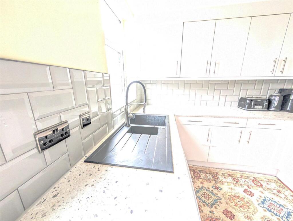 Kitchen 3.jpg