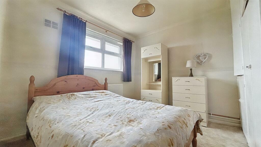 Bedroom 1 (2).jpg